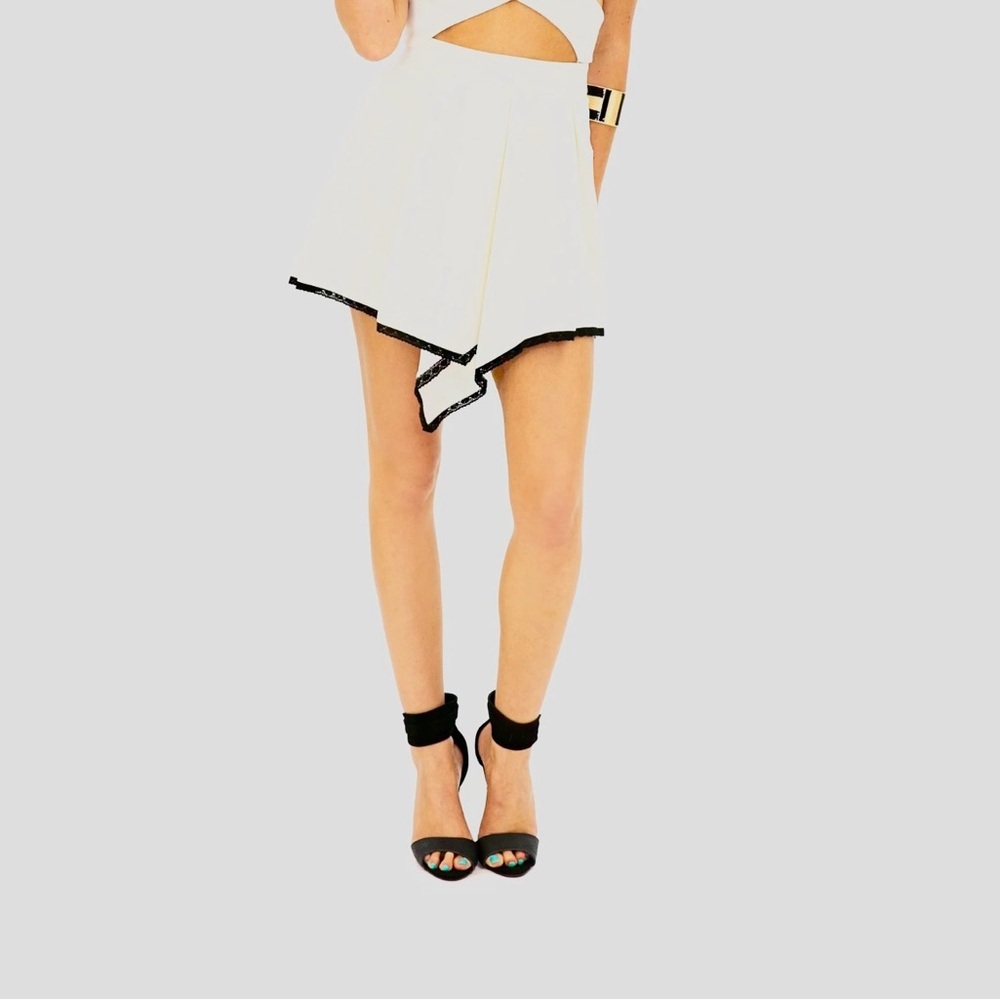 Haute & Rebellious Front Point Zip Skirt | Off-White| Size Small | NWT 👗